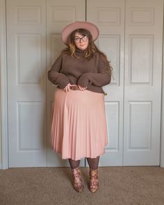 Light Pink Skirt Outfit Winter, Plus Size Pentecostal Outfits, Pastel Fall Outfits, Plus Size Feminine Style, Plus Size Cottagecore Fashion, Pink And Brown Outfit, Cottagecore Winter Outfits, Plus Size Cottagecore, Pink November