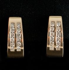 14k Yellow Gold Round Diamond Huggie Style Earrings W/ Omega Backs .72ctw Metal Information: 14k Yellow Gold Total Weight: 7.0g Width: 7 MM Length: 17 MM Stone Information Main StoneGem Type: Diamond Shape: Round (2.0mm) Color: H Clarity/Quality: SI2 Carat Weight: 0.03ct Number of Stones: 24 Total estimated ctw (carat total weight): 0.72ctw Estimated Retail Price: $1995.00 OUR PRICE: $1598.00 43684 Luxury Antique Yellow Gold Diamond Earrings, Classic Yellow Gold Clip-on Diamond Earrings, Vintage Hallmarked Yellow Gold Diamond Earrings, Luxury Clip-on Yellow Gold Diamond Earrings, Luxury 14k Gold Diamond-cut Huggie Earrings, Jewellery Showroom, Jewelry Website, Diamond Watch, Custom Jewelry Design