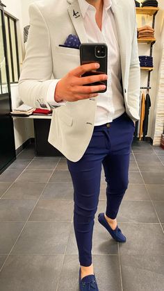 Pantalon Unis Marine Le Pantalon Unis marine sélectionné par l'Habit de L'Homme, idéale pour une tenue décontracté en T-shirt ou plus élégant en blazer et chemise. Le pantalon est très élastique, nous vous conseillons de prendre votre taille pour un effet Slim avec une paire de basket Blanche Composition 75% Viscose 22% Nylon 3% Elastane Guide des tailles Taille universelle Taille jean FR S 36/38 M 40/42 L 42/44 XL 44/46 Wedding Beauty, Wedding Suits, Blazer, T Shirt, Beauty