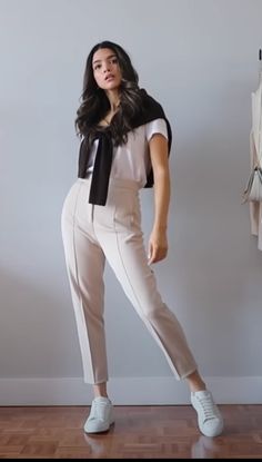 University Chic Outfits, Old Money Trousers Outfit, Old Money Style Women Casual, Classy Trousers Outfit, Cream Trouser Outfit Women, Oldmoney Outfit Woman, Old Money Aesthetic Outfit Women, Old Money Outfits Casual, Outfits Old Money Mujer