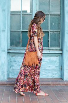 Design a stylish and comfortable maxi dress that's roomy and figure flattering with this Boho Chic Maxi Dress Tutorial. Diy Dress Sewing, Boho Chic Maxi Dress, Chic Maxi Dress, Maxi Dress Boho Chic, Comfortable Maxi Dresses, Clothing Making, Dresses Diy