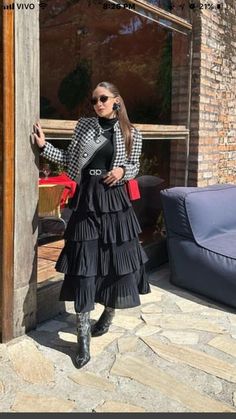 5 Peças Essenciais de Inverno 	Looks Inverno 2023, Vem espiar as melhores tendências Silk Brown Button Up Shirt Outfit, Tutu En Tulle, Tulle Skirts Outfit, Ideas De Outfits, Gonna In Tulle, Look Office, Looks Country, Modest Wear