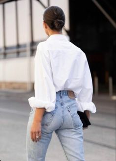 Jeans And White Shirt, White Shirt And Blue Jeans, Minimalist Moda, White Shirt Outfits, Style Casual Chic, Classic White Shirt, Chique Outfits, Outfit Chic, Look Retro