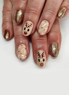 Christmas Nail Designs Gold, Gold Christmas Nails Short, Nude And Gold Christmas Nails, Winter Gelish Nails, Feature Nail Designs, Reindeer Nail Art Designs, Acrylic Nail Ideas Winter, Pretty Christmas Nails Short, Christmas Nail Art Designs Easy