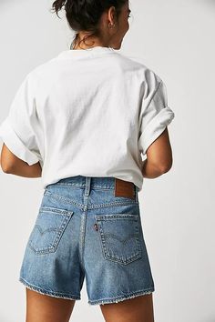 Levi's 80's Mom Shorts | Free People Summer Outfits Dubai, Dubai Summer Outfits, Summer Outfits Denim, Skirt Summer Outfits, Summer Jean Shorts Outfit, Dubai Summer, Long Jean Shorts, Jean Short Outfits, Summer Shorts Outfits