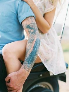 a man holding a woman's arm with tattoos on it and the words, porque alguien te espera en casa