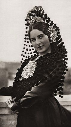 1922 Vintage SPAIN Jerez Mantilla Veil Woman Dress Fashion Photo Art ~ HIELSCHER | eBay Spanish Veil, Spanish Mantilla, Tortoiseshell Hair, Vintage Hair Comb, Flamenco Costume, Spanish Dress, Veiled Woman, Mantilla Veil, Spanish Woman