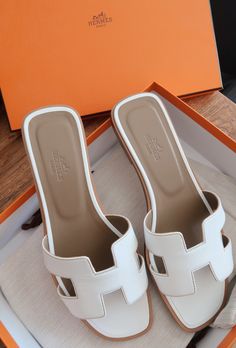 Tas Louis Vuitton, Hermes Slippers, Hermes Oran Sandals, Orange Box, Shoe Wishlist, Sandals Outfit, Hermes Shoes, Girly Shoes