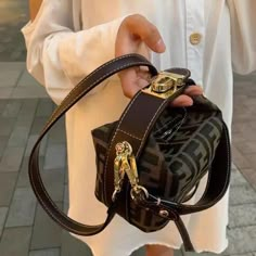 Cross Body Bag Aesthetic, Mumbai Travel, Sac Louis Vuitton, Fendi Tote, Fendi Handbag, Luxury Bags Collection, Dream Bags, Girly Bags, School Supply