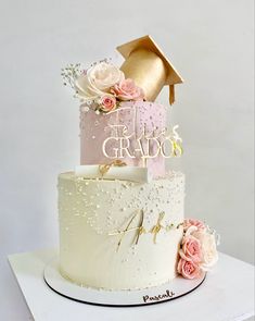 a three tiered cake decorated with flowers and a graduation cap on top that says it's grados