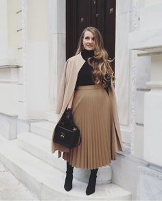 Skirt And Coat Outfit Classy, Long Flare Skirt Outfit Classy, Skirt With Coat Outfit Winter, Plus Size Pleated Skirt Outfits, Metallic Skirt Outfit, Pleated Skirt Winter, Elegant Skirt Outfits, Midi Skirt Outfit Winter