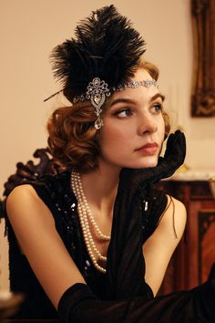 Roar back 100 years to unprecedented golden 20s with this headband, which perfectly create an elegant and sophisticated Gatsby style. 1920s Hair Accessories, Gatsby Party Outfit, Gatsby Outfit, Look Gatsby, 1920s Costume, Flapper Headpiece, 1920s Headpiece, 1920s Hair, Vintage Headpiece