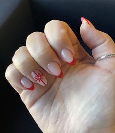 Aesthetic Holiday Nails, Winter French Tip Nails Almond, Christmas Nails With A Bow, Red French Tip Nails With Bow, Red Bow Christmas Nails, Preppy Winter Nails, Gel Nails Xmas, Christmas Nails With Bows, Bow Christmas Nails