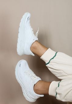 White Gym Shoes, White Tennis Shoes Outfit, Fall Outfits Trendy, Hoka Clifton 8, Womens Gym Shoes, Outfit Ideas Summer, Tennis Shoes Outfit, Hoka Clifton