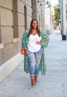 STYLECASTER | Plus Size Winter to Spring Transitional Outfits #plussizesummeroutfits #plussizefashion #plussizeclothing  #plussizefashionforwomen Plus-koon Muoti, Mode Kimono, Mode Tips, Blue Ripped Jeans, Transition Outfits