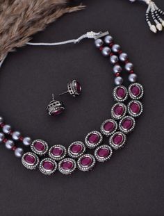 Schmücken Sie sich mit unserem Purple Majesty Choker Set in königlichem Glanz. Dieses exquisite Ensemble aus glänzendem Messing und mit bezaubernden Amethyststeinen verziert strahlt Eleganz aus. Der tiefviolette Farbton mit glänzendem Rhodium verzaubert, während der verstellbare Kordelzugverschluss für eine perfekte Passform sorgt. Enthüllen Sie den Charme der Königsfamilie mit diesem Set, das eine majestätische Halskette und passende Ohrringe enthält, die alle in einer luxuriösen Box verpackt sind und darauf warten, Sie mit ihrer Pracht zu schmücken.


 Oberfläche: Rhodium

 Material: Messing, Amethyst

 Farbe: Lila

 Größe: Einheitsgröße, verstellbar

 Verschlussart: Kordelzug

 Lieferumfang: 1 Halskette, 1 Paar Ohrringe Amethyst Stones, Choker Set, Amethyst Color, Purple Hues, Amethyst Stone, Deep Purple, Royalty, Amethyst, Perfect Fit