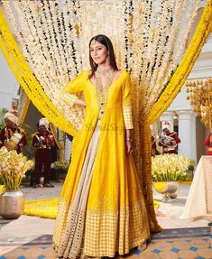 Jacket Lehenga, Haldi Dress, Haldi Outfits, Bride Poses, Gaun Fashion, Lehenga Skirt, Ceremony Dresses, Designer Baby