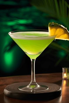 Image of a expertly crafted Jedi Mind Trick cocktail with gin, showcasing its brilliant colors and freshness. Perfect for Star Wars themed gatherings. Japanese Cocktails, Midori Melon, Strong Cocktails, Unique Cocktail Recipes, Melon Liqueur, Rose Cocktail, Jungle Juice, Malibu Rum, Cocktail List