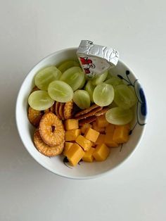 Afterschool Snacks Aesthetic, Healthy Snacks Before Workout, Dinner Snacks Healthy, Best Snacks For Studying, Healthy Snacks Photos, Healthy Breakfast Aesthetic Bagel, Healthy Snack Vegetables, Healthy Snacks For Studying, Good Study Snacks