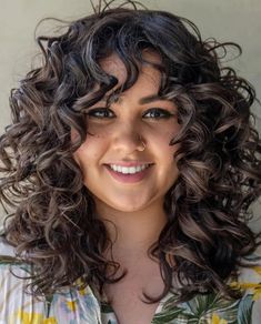 Cabelo Plus Size, Haircuts For Long Curly Hair, Round Face Curly Hair, Double Chin Hairstyles, Round Layers, Medium Curly Haircuts, Haircuts Long, Curly Hair Trends, Shoulder Length Curly Hair