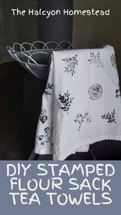 Making your own stamped flour sack tea towels is such a fun and easy craft. You only need a few supplies to make your own beautiful towels! Painted Flour Sack Towels Diy, Tea Towel Stamping Diy, Stamped Flour Sack Towels, Paint Tea Towels, Homemade Tea Towels, Diy Flour Sack Towels