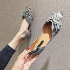 Elegant Shoes Flat, Flats Boat, Ladies Footwear, Elegant Flats, Casual Slip On Shoes, Womens Boat Shoes, Elegant Ladies, Point Shoes, Pointed Toe Shoes