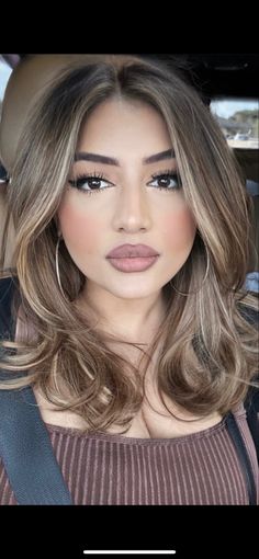 Fall Balayage Medium Length Hair, Light Layers On Medium Hair, Medium Layered Hair With Highlights, Blonde Balayage Highlights Short Hair, Balayage Layered Hair Short, Short Layered Brown Hair With Highlights, Short Balayage Hair Layers, Brown Hair Balayage 90s, Hair Color Highlights 2023