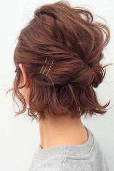 Easy Updo Hairstyles for Short Hair picture 2 jessica Edwin After Mascetomy, Lob Hairdos, Short Curly Hair Side Part, Updo Ideas, Easy Updo Hairstyles, Short Hair Images, Penteado Cabelo Curto, Short Hairstyle, Short Hair Updo