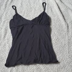 A Needed Item For Any Wardrobe! Super Light And Soft Dressy Tank Has Small Brass Chain Details To Match The Twist Straps. Never Worn. Size Large All Sale Proceeds Will Be Donated To A Local Organization, Shelter, Or Community Service Group (Such As School Assistance, Elderly Care Providers, Ect). Black Shirt Spaghetti Strap, Cheap Black Tank Top, Black Tank Top Outfit, 2000s Clothes, Black Cami Top, Tank Top Outfits, Jeans Tops, Wardrobe Outfits, Elderly Care