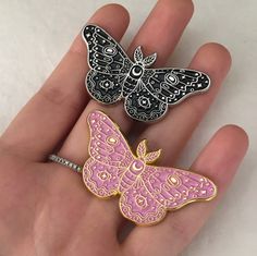 Brooch Ideas, Diy Brooch, Jacket Pins, Brooch Diy, Pretty Pins, Insect Jewelry, Cool Pins, Jewelry Pins