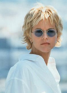 une femme d'un certain âge |short shag haircut Meg Ryan Hairstyles, Celebrity Haircuts, Short Shag Haircuts, Short Shag Hairstyles, Meg Ryan, Choppy Hair, Haircut Styles, Short Choppy Hair