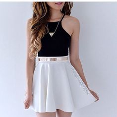 I love this look. Black crop top/tank, a white skater skirt, accessorized perfectly with a simple gold necklace and a matching belt. White Skater Skirt, Rok Mini, Black White Outfit, Rock Outfit, White Skirt, Girls Fashion Clothes, Girly Outfits