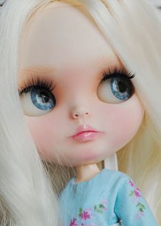 Blythe doll custom blonde nbl Etsy Pfp Blonde Hair, Blonde Hair Brown Skin, Cute Fairy Art, Brown Skin Blonde Hair, Doll Pfp, Mint Hair, Blonde Wavy Hair, Blonde Hair With Bangs, Long Blond