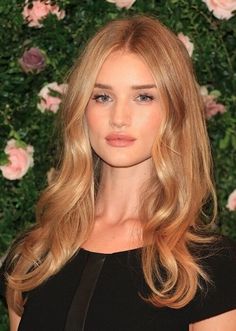 Strawberry Blonde Hair Color Brown Hair With Blonde Ends, Honey Blonde Hair Color, Honey Hair Color, Dark Blonde Hair Color, Color Rubio, Beautiful Blonde Hair, Golden Blonde Hair, Dirty Blonde Hair