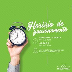 a person holding an alarm clock in front of a green background with the words horrio de funcionamientos