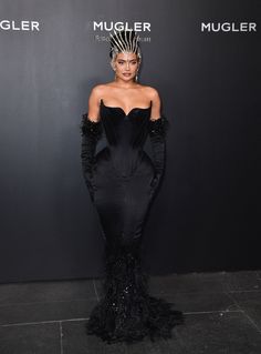 Look Kylie Jenner, Catty Noir, Flora Dress, Wedding Dresses With Flowers, Wedding Flower Girl Dresses, Prom Dresses Modest, Thierry Mugler, Plus Size Prom Dresses, Glitter Dress