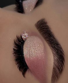 Quince Makeup Looks With Rhinestones, Light Pink Makeup With Gems, Rose Gold Makeup Looks Natural, Cute Quince Makeup, Natural Quince Makeup Looks Pink, Quinceanera Eyeshadow Looks, Blush Pink Makeup Looks For Quince, Silver And Pink Makeup Looks, Light Pink Makeup Looks Prom