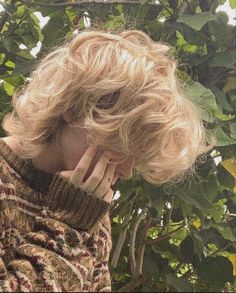 Unisex Curly Haircut, Hairstyles Transmasc, Blond Fluffy Hair, Short Fluffy Blonde Hair, Short Fluffy Mullet, Grey Hair Hairstyles, Transmasc Haircut, Transmasc Aesthetic, Short Fluffy Hairstyles