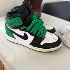 Green/White/Black Jordan 1s With Box Kids 4y Worn A Few Times Jordan 1s In The Box, Dark Green Nike Shoes, Jordan Shoes Aesthetic, Jordan Verdes, Jordan Verde, Ones Jordan, Nike Shoes Green, Dark Green Shoes, Outfits With Jordans