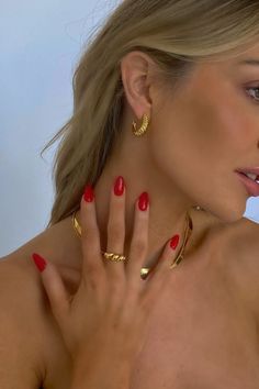 not my pic Red Nails And Gold Jewelry, Rich Girl Nails Aesthetic, Gold Jewelry Nails, Summer Red Acrylic Nails, Red Nails Gold Jewelry, Nails For Gold Jewelry, Nails With Gold Dress, Nails With Gold Rings, Light Red Nails