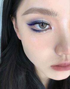 Katara Inspired Makeup, Blue Eye Makeup Korean, Low Visual Weight Face, Makeup With Blue Eyeliner, Blue Creative Makeup, Blue Douyin Makeup, New Jeans Makeup, Eyeshadow Creative, Blue Eye Look