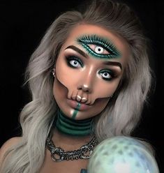 41 Most Jaw-Dropping Halloween Makeup Ideas That Are Still Pretty: Third Eye Makeup - Click though to see more awe inspiring pretty Halloween makeup looks, gorgeous Halloween makeup and Halloween costumes. #halloweenmakeup #halloweenmakeuppretty #halloweencostumes #halloweenmakeupinspo #thirdeyemakeup Makeup Zombie, Makeup Clown, Creative Halloween Makeup, Fantasy Make-up, Halloween Makeup Ideas, Halloween Makeup Pretty