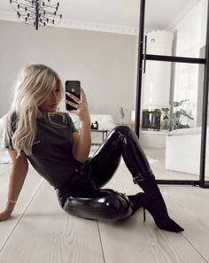 Shiny Pants Outfit, Patent Leather Leggings Outfit, Gothic Mode, Leather Leggings Fashion, Vinyl Leggings, Vinyl Clothing