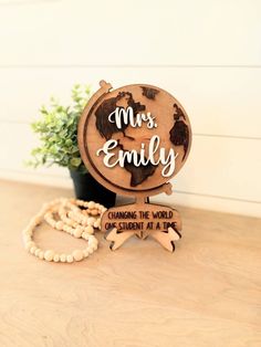 a wooden sign with the words,'mr and mrs family changing the world one student at a time '