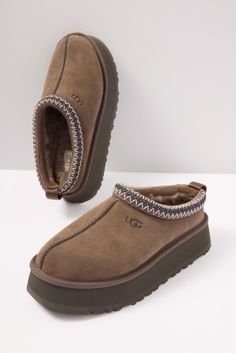 The UGG® Tazz platform slipper is crafted in a suede fabric with an EVA outsole and cozy UGGplush™ lining, a moisture-wicking textile made from a wool-rich blend but made to feel and wear like shearling. | UGG Women's Tazz Shoes, Size 6, Brown Ugg Tazz Platform, Slipper Outfit, Autumn Fashion Work, Ugg Tazz, Shoes Outfit Fashion, Nike Shoes Jordans, Sheepskin Boots, Platform Slippers, Aesthetic Shoes