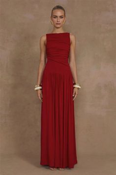 This elegant sleeveless maxi dress is a must-have addition to any woman's wardrobe. Featuring a solid boat neck and sexy ruched detailing, this dress is both fashionable and comfortable. Made with high-quality materials, it is perfect for any occasion and will make you stand out from the crowd. Ranch Wedding Outfit Guest, Wedding Guest Dress Classy, Wedding Guest Dress Red, Annie Core, Winter Maxi Dress, V Neck A Line Dress, Burgundy Bridesmaids, High Neck Prom Dress, Pizza Logo