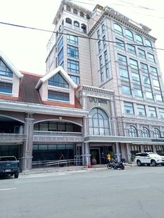 a large building with cars parked in front of it