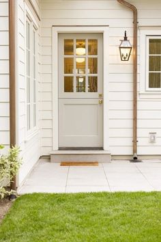 Want an exterior that feels both cozy and elegant? Beige and white are your go-to colors! Beige adds that inviting warmth, while white brings a clean, polished touch. It’s a timeless look that makes your home stand out in the best way! #exteriorpaint #beigeandwhitehome #homeexteriordesign Exterior Color Palette, White Exterior Houses, Cottage Exterior, House Siding, Refresh Your Home, Exterior Paint Colors, New Build, Exterior House Colors, Facade House