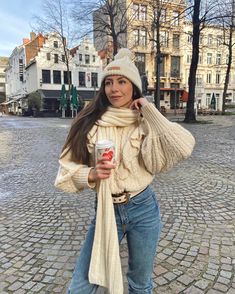 #winterfashion #winteroutfits #sweaterweather #winterstyle #womensfashion #womensoutfits #outfitinspiration #outfitideas #cozystyle #sweaterseason #wintercoat #oversizedcoat #plaidcoat #winterbeanie #winteraccessories #cozystyle #cozyoutfits Winter Street Style, Winter Street, Street Style Winter