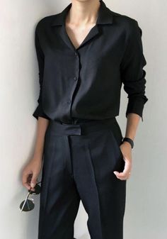 Minimal Stil, Work Outfits Frauen, Minimalist Moda, Minimalistic Outfits, Woman In Black, Virtual Fashion, Black Women Fashion, Moda Vintage, Outfit Style